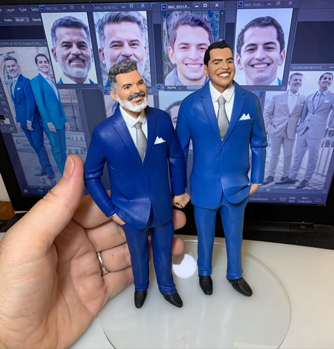 Miniaturas de dois homens em ternos azuis, trabalho em dupla