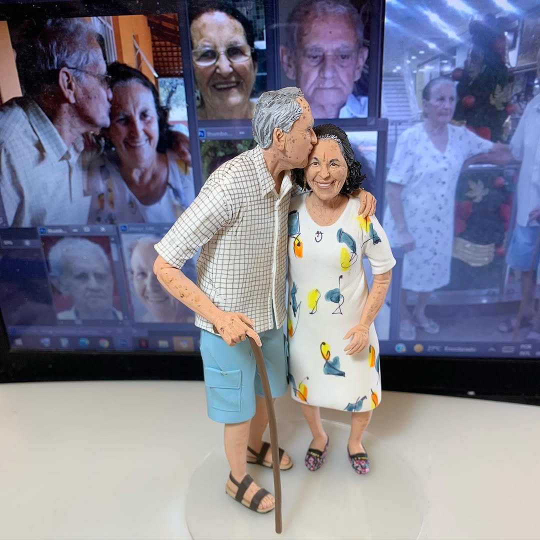 Casal de idosos, homem com bengala e senhora com vestido floral