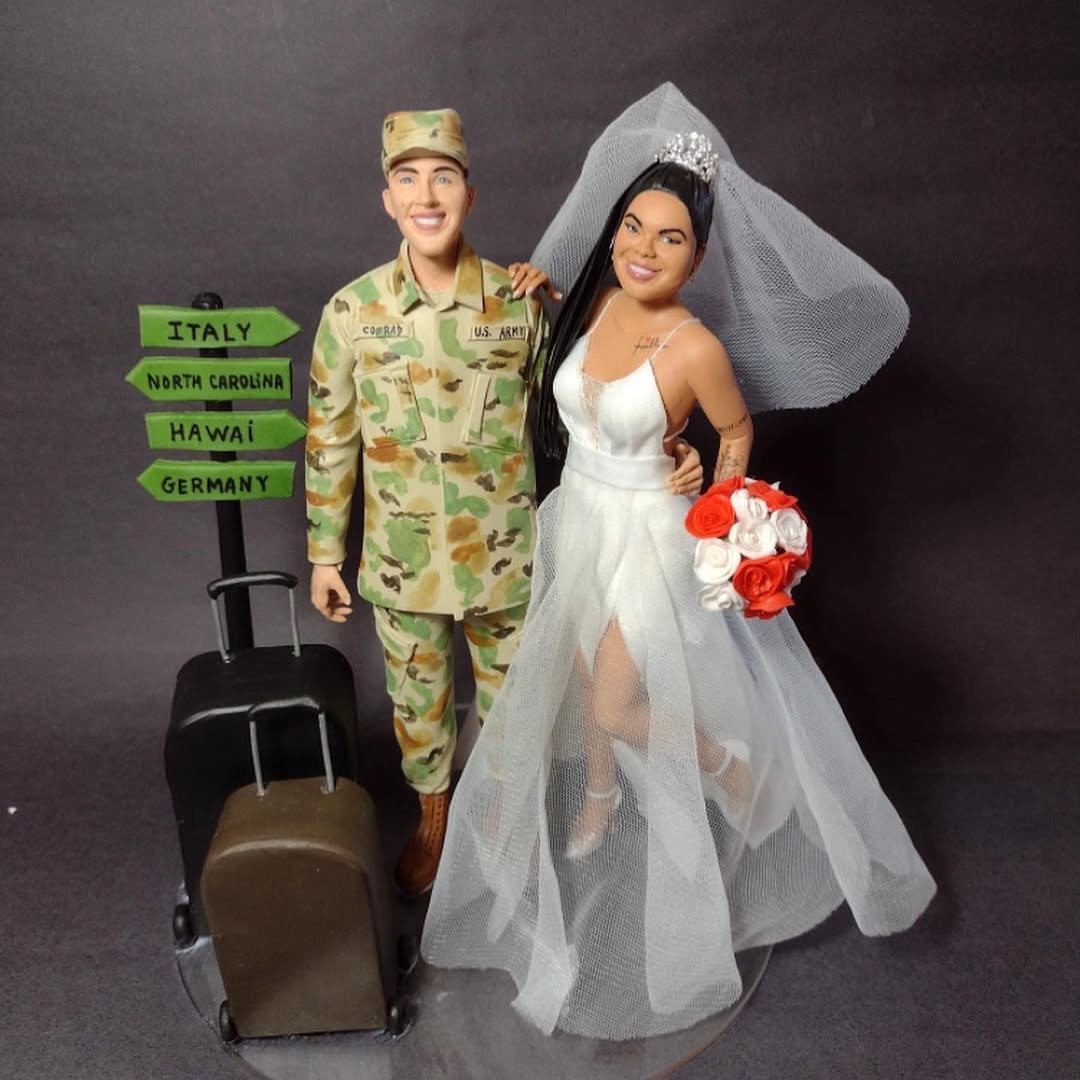 Casal de noivos temático militar, noivo em uniforme camuflado e noiva em vestido branco