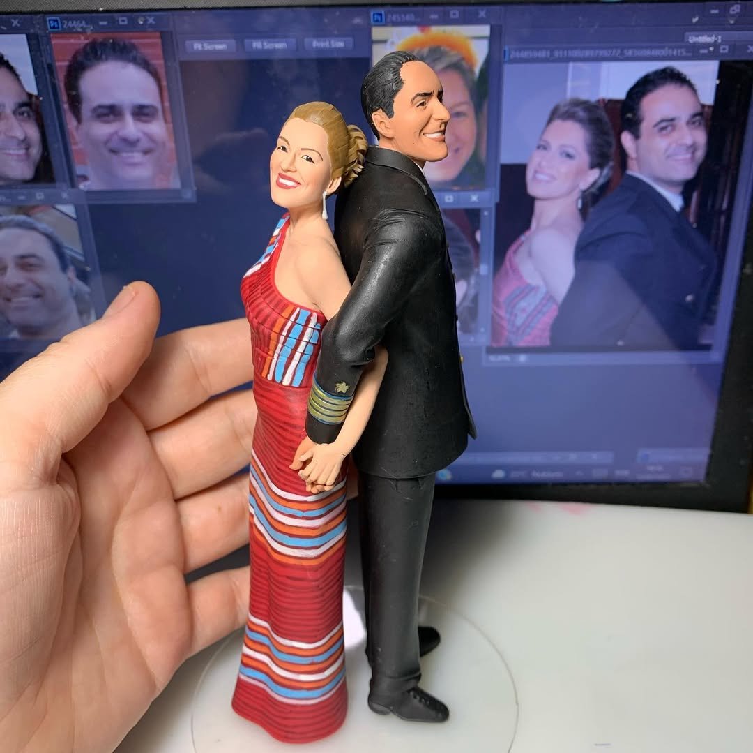 Casal elegante, mulher em vestido listrado vermelho e homem em terno preto